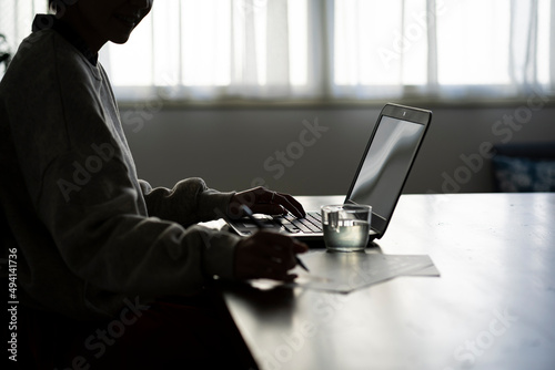 テレワークをするミドル世代の日本人女性