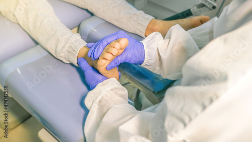 Billede på lærred Woman podologist examining patient with chiropody treatment