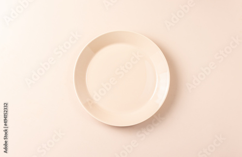 机の上に置いたピンクの丸いお皿です。食器や配色は北欧風をイメージしました。