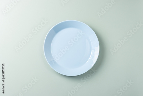 机の上に置いた丸い水色のお皿です。食器や配色は北欧風をイメージしました。