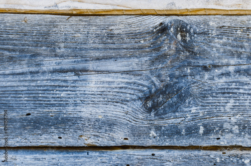 Naturalne tło niejednolitych starych grubych drewnianych desek z teksturą korozji drewna..