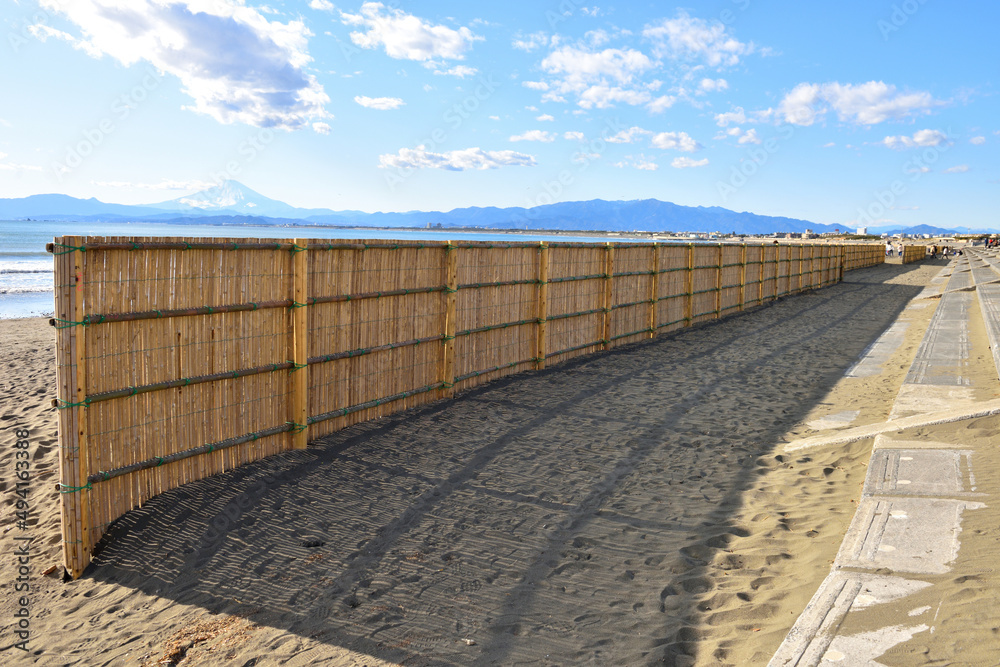 片瀬西浜海岸の防砂竹フェンス
