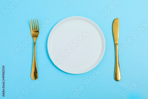 白いお皿と金のナイフとフォーク