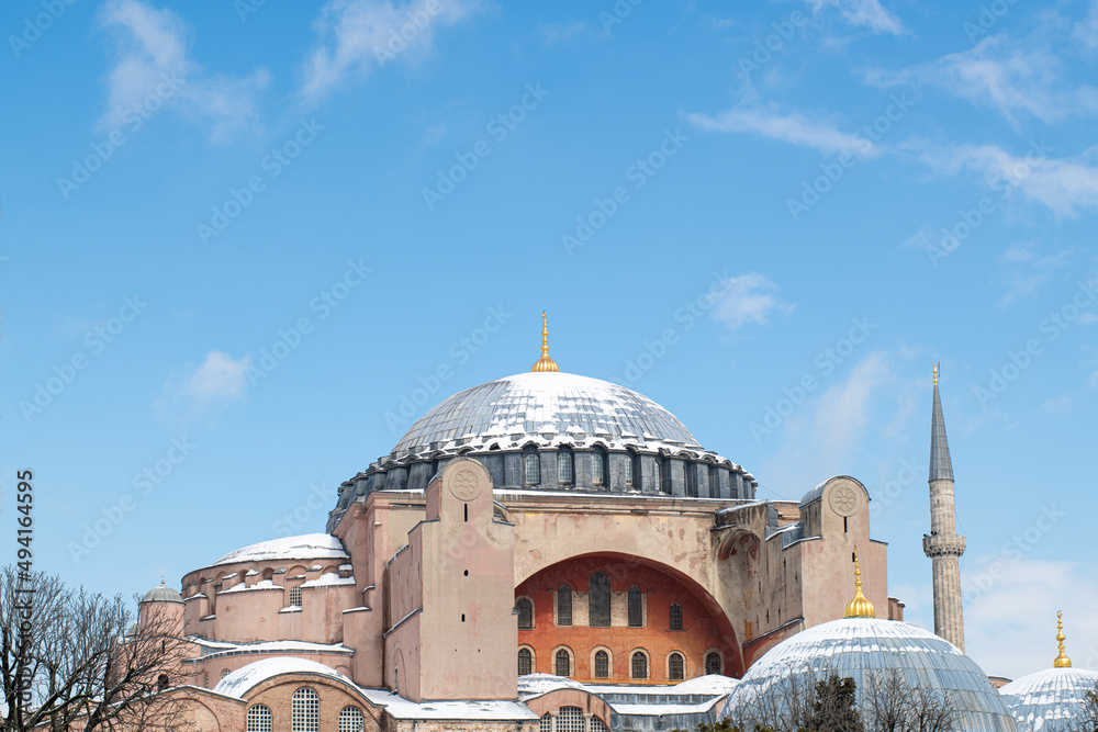 Obraz premium Hagia Sophia in winter, Istanbul, Turkey. Hagia Sophia or Hagia Sophia is one of the city's best-known tourist attractions. Beautiful natural view of Hagia Sophia on a sunny and cloudy day.