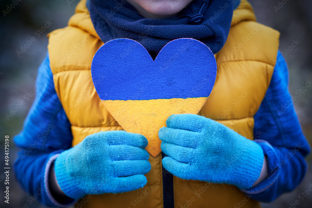 Φωτογραφία Picture of a child with a lot of love and peaceful message holding heart