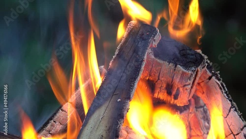 Lagerfeuer, brennendes Holz