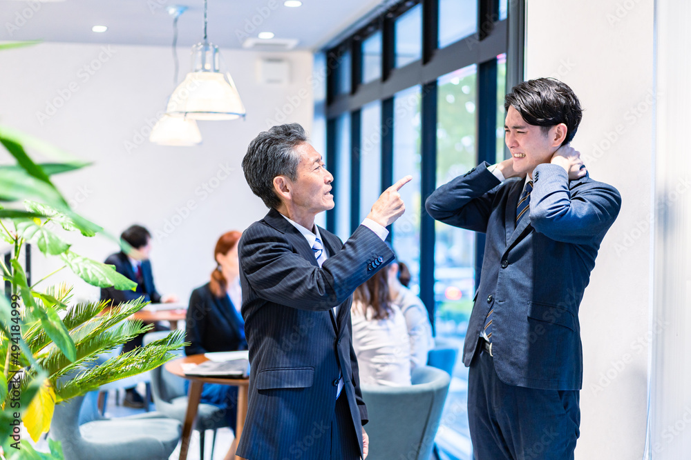 部下を叱責する上司 部下を叱責する上司