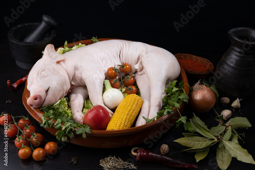Cochinillo crudo en bodegón para carnicería