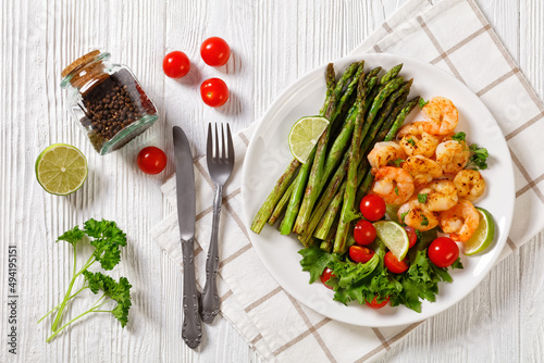 Fotografie toasty asparagus with fried prawns, lime and salad