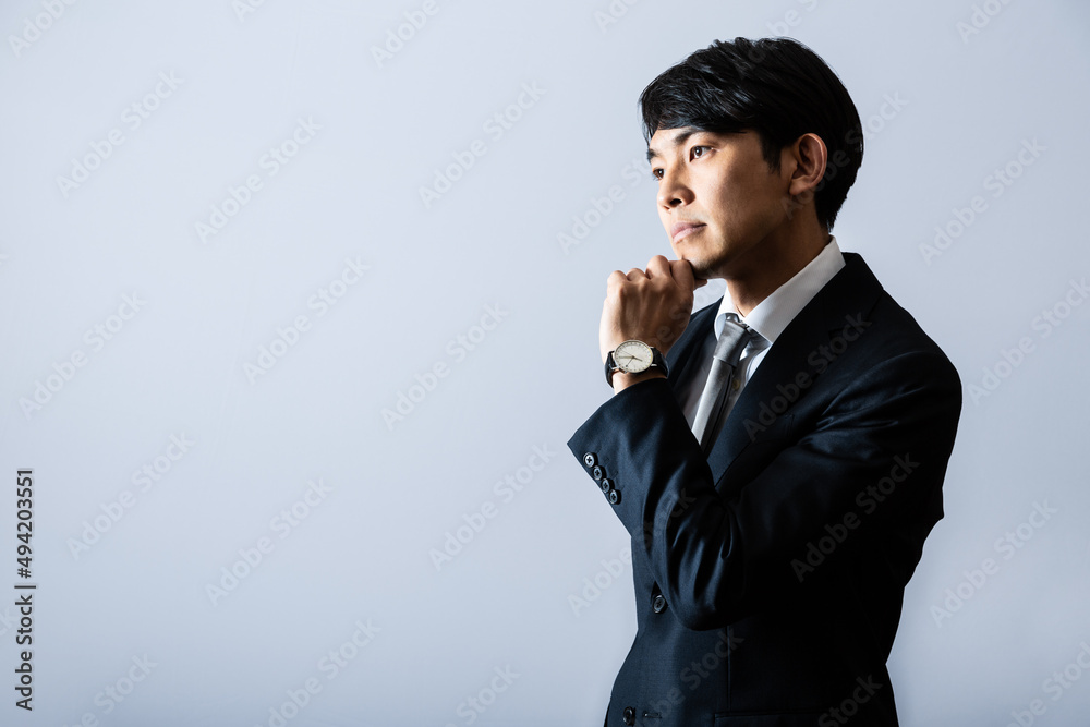 考える若いビジネスマン