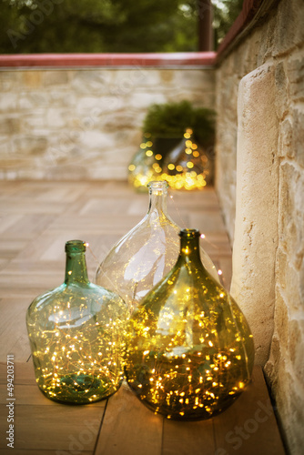 Schilderij op canvas décoration lumineuse avec des guirlandes et des dame jeanne