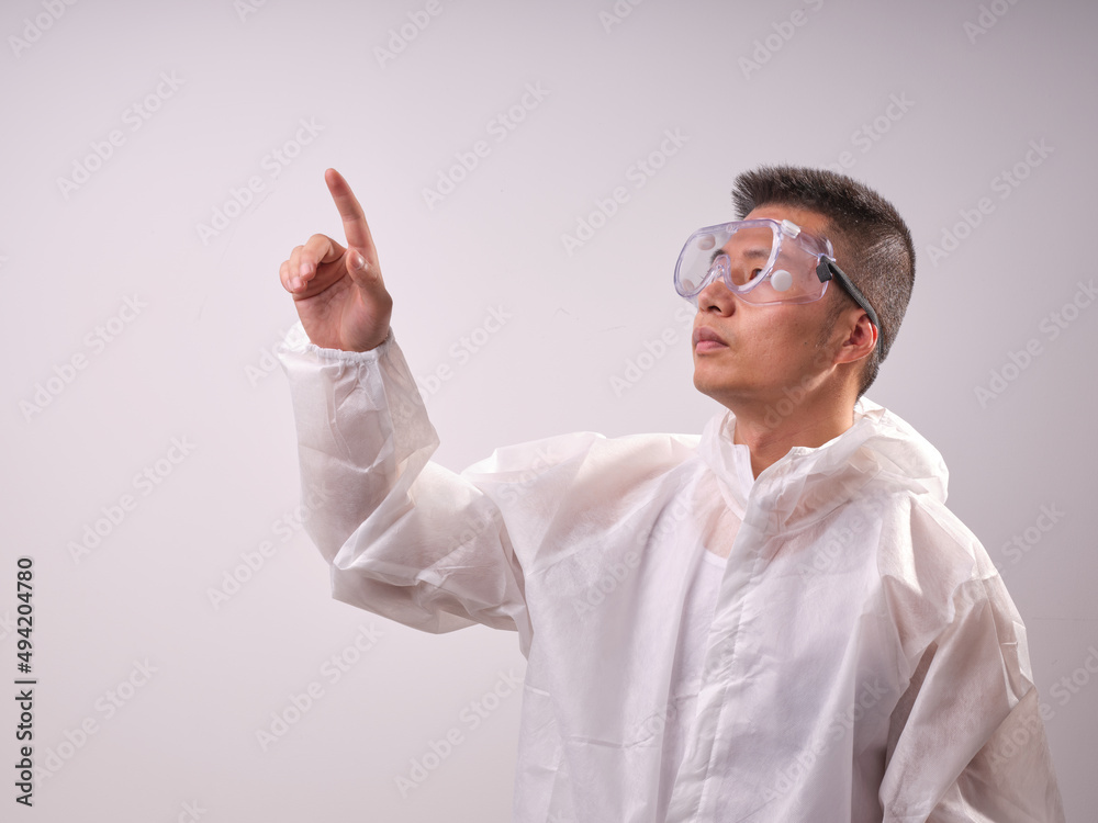 Naklejka premium A health care worker wearing a mask and protective clothing on a solid color background