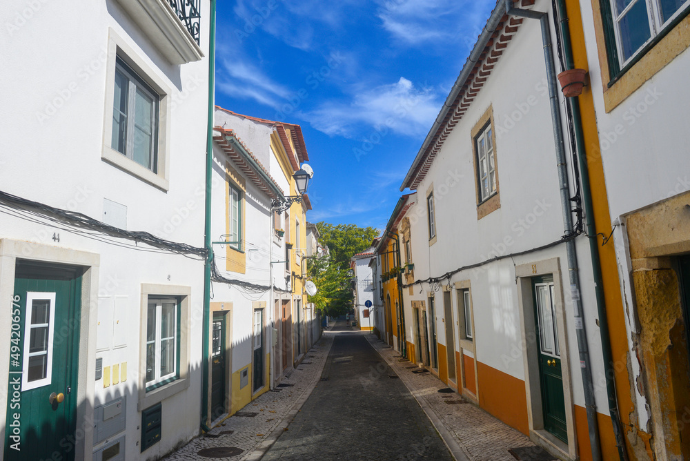 Denkmalgeschützte Architektur in der Altstadt von Tomar, Portugal