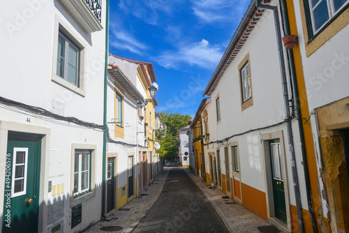 Denkmalgeschützte Architektur in der Altstadt von Tomar, Portugal © Ilhan Balta