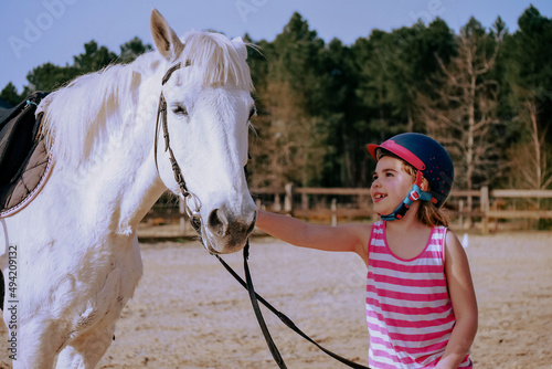 A little girl in the middle of an equine therapy session, an invisible handicap/Une petite fille en pleine séance d'équithérapie, handicap invisible