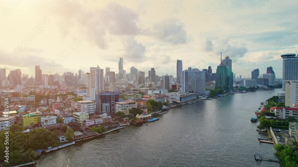 4K UHD : Aerial view over the Chao Phraya River and Buildings of Bangkok City at sunrise. beautiful drone video
4K UHD : Aerial view over the Chao Phraya River and Buildings of Bangkok City at sunrise. beautiful drone video