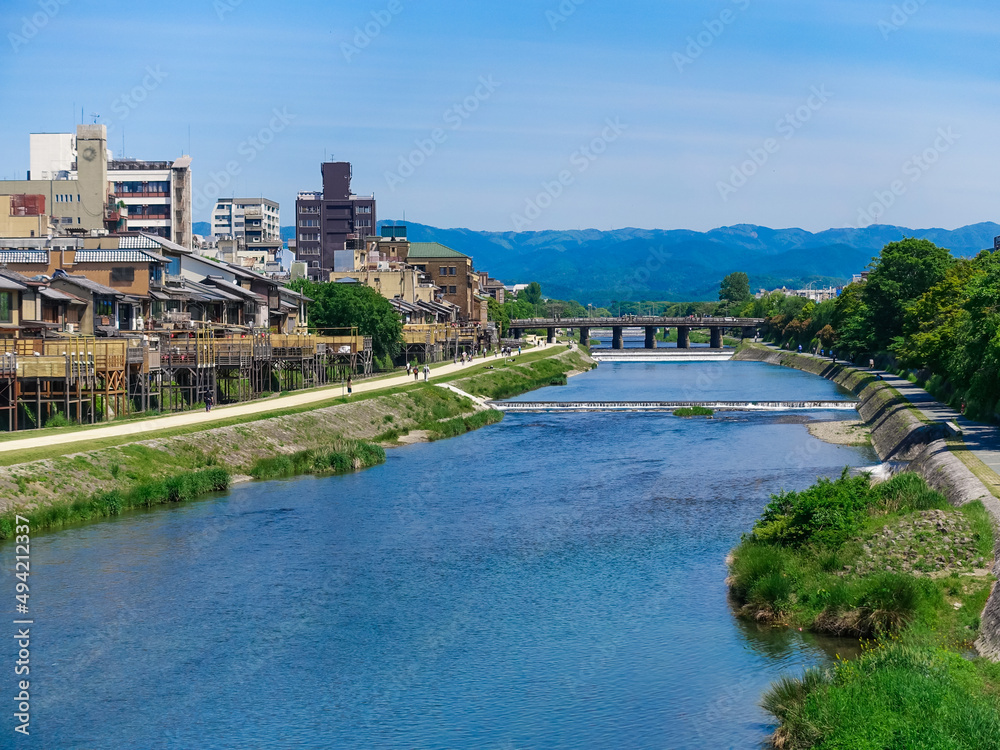 Fototapeta premium 京都 四条大橋から鴨川納涼床の眺め（京都府京都市）