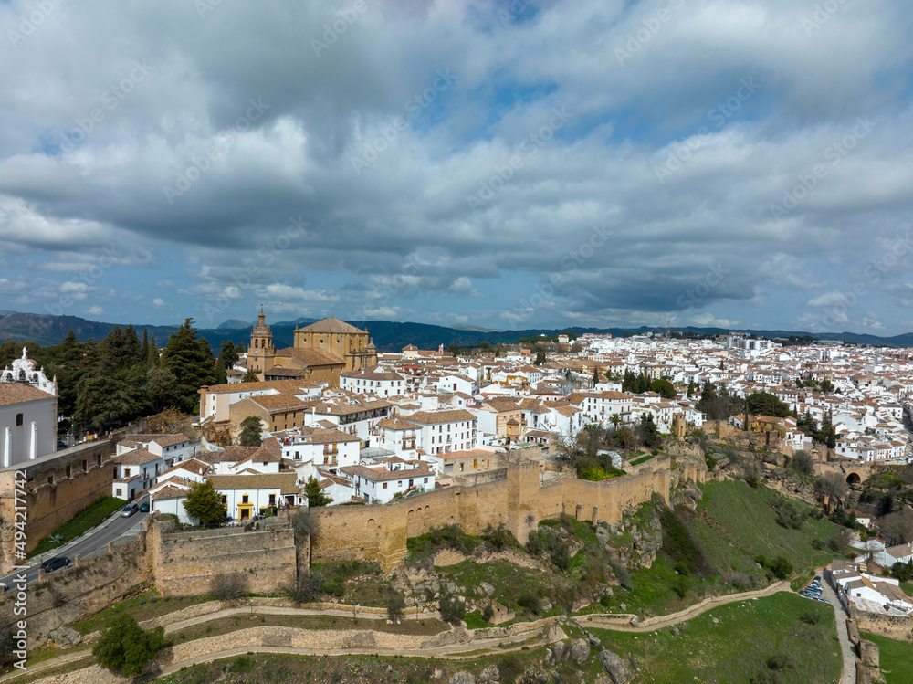 vista del municipio monumental de Ronda y sus antiguas murallas, España