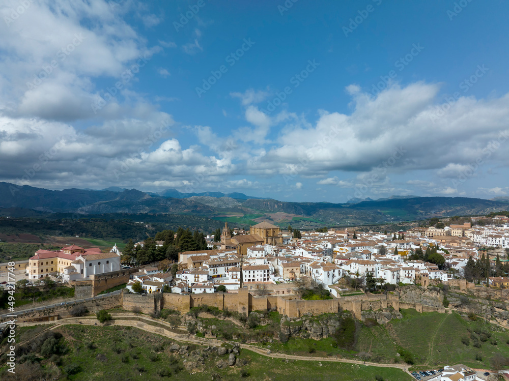 vista del municipio monumental de Ronda y sus antiguas murallas, España