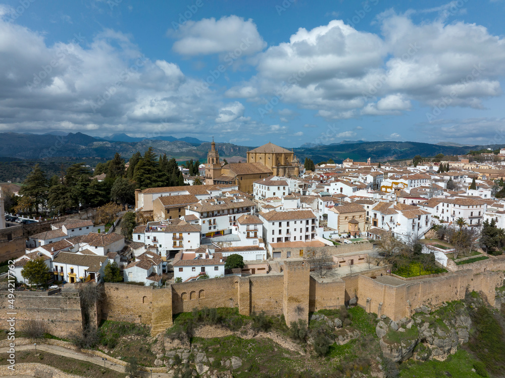 vista del municipio monumental de Ronda y sus antiguas murallas, España