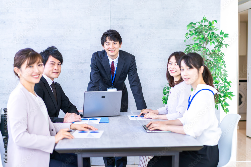 Fototapeta premium 綺麗なオフィスで働く若い会社員