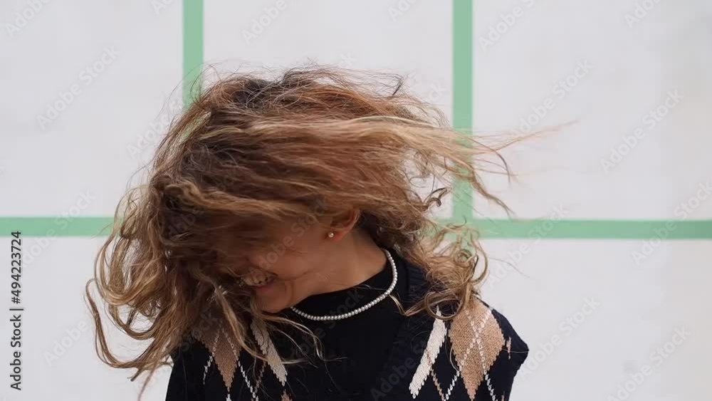 mujer joven moviendo su pelo a cámara lenta
