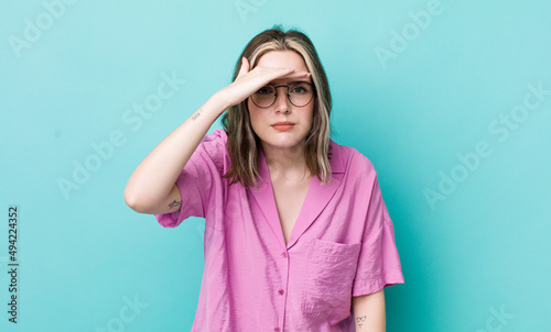 Φωτογραφία pretty caucasian woman looking bewildered and astonished, with hand over forehea
