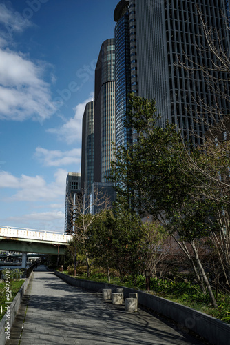 大阪中之島・超高層ビルの並ぶ中之島遊歩道の風景 © satoru