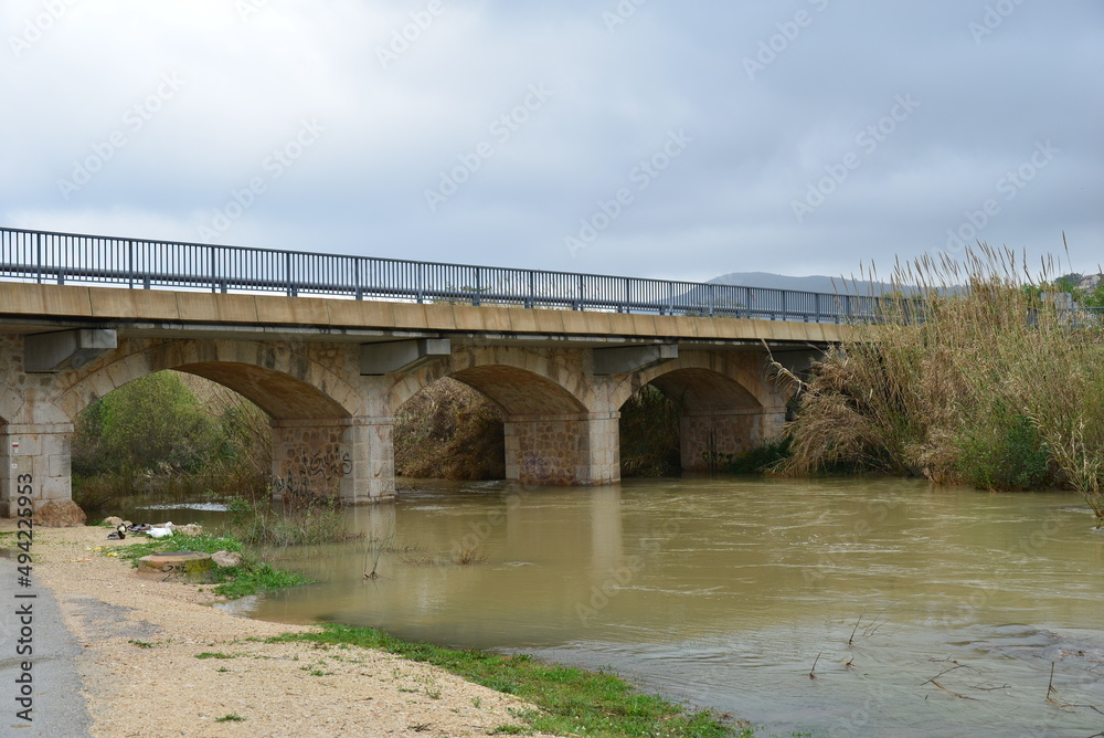 Fototapeta premium Straßenbrücke bei Hochwasser in Spanien