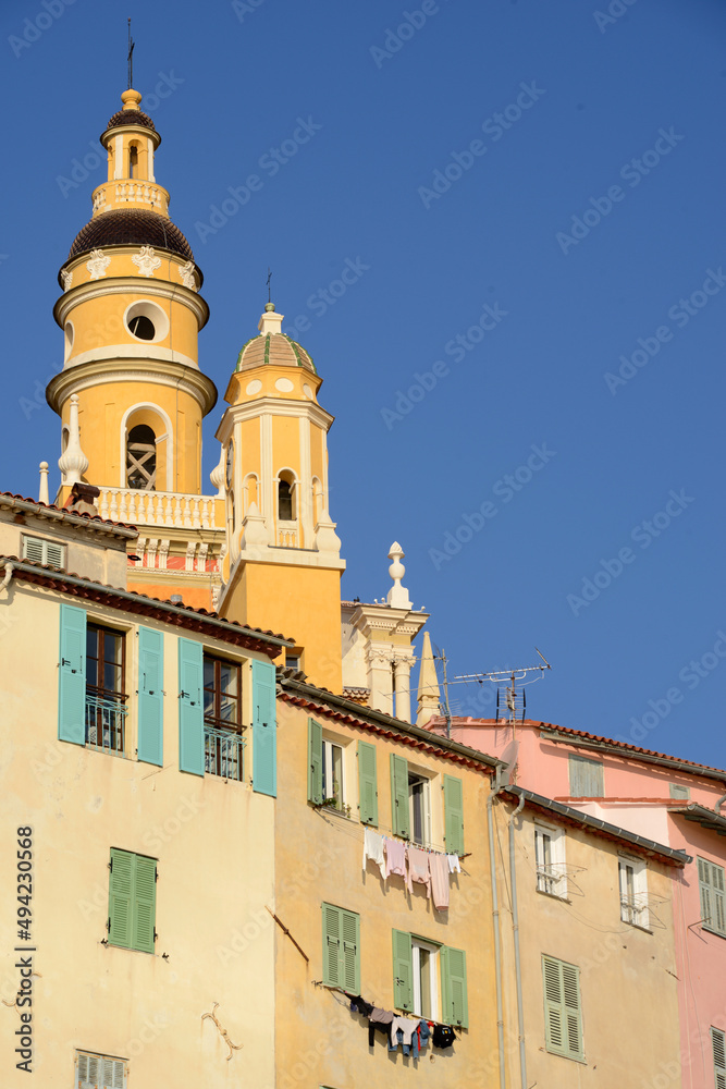 Fototapeta premium la vieille ville de Menton colorée au lever du soleil - Côte d'Azur