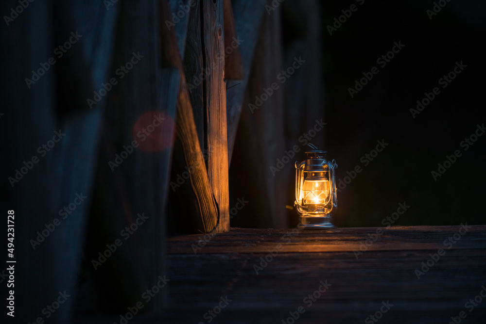 Obraz premium 木製の橋とオイルランタン