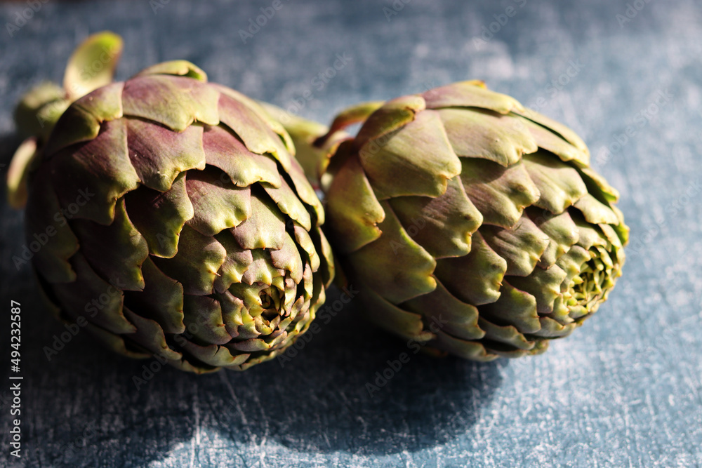 Obraz premium Still life with fresh artichoke flowers. Close up photo of beautiful natural pattern. Eating healthy concept.