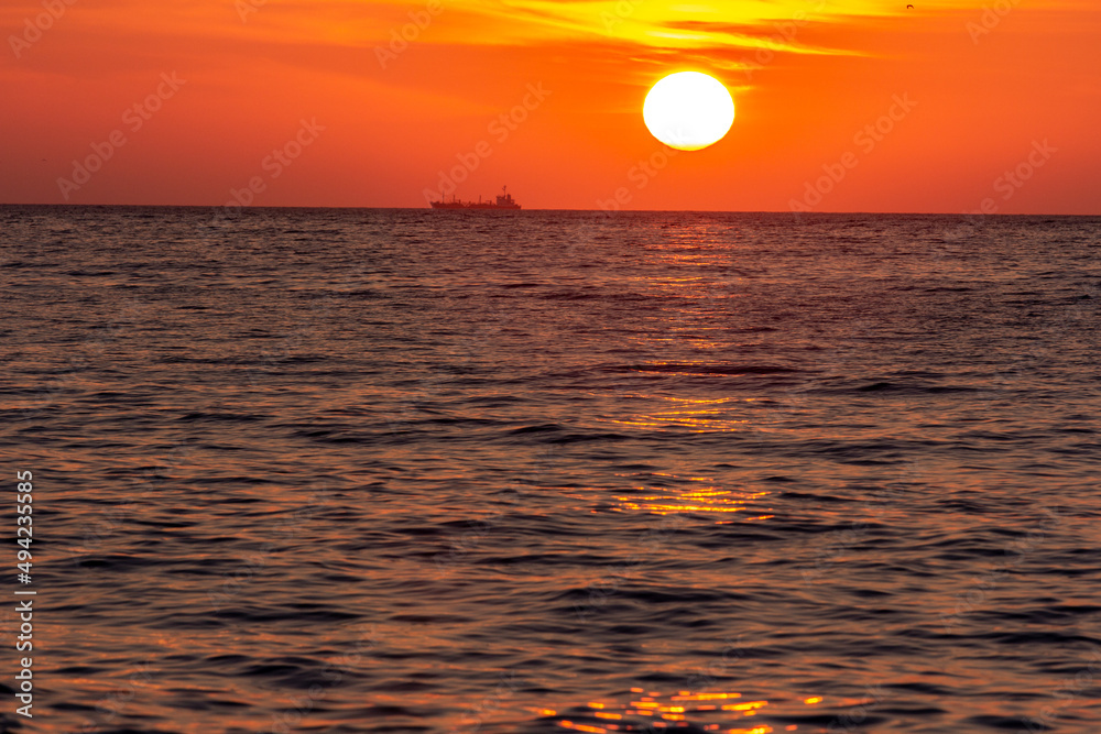 能登　日本海に沈む夏の夕陽