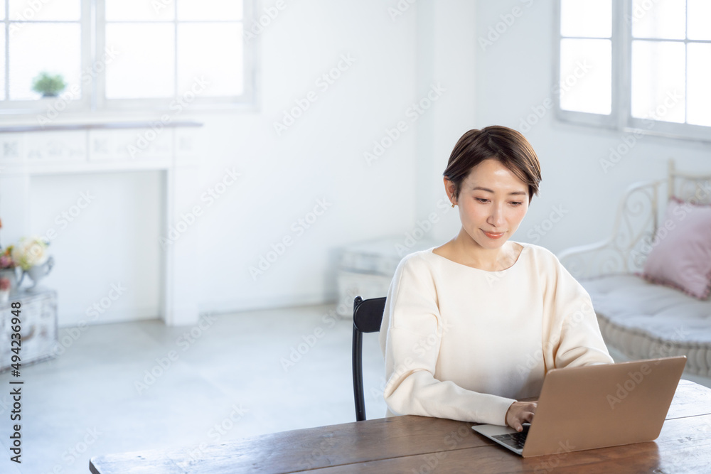 Obraz premium パソコン・ビジネス・仕事・ミドル女性・家・自宅・テレワーク