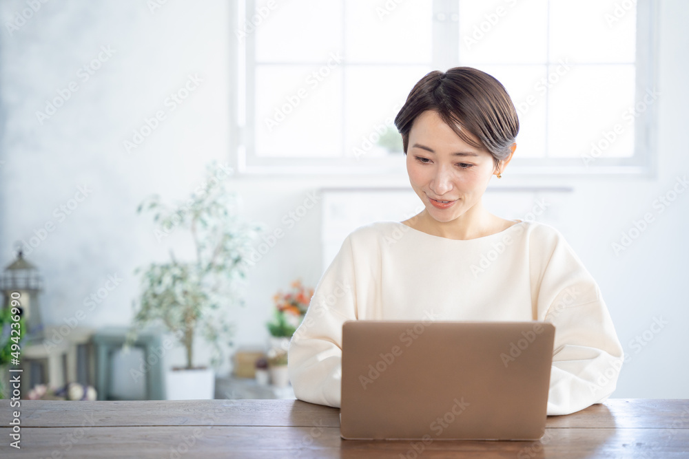 パソコン・ビジネス・仕事・ミドル女性・家・自宅・テレワーク パソコン・ビジネス・仕事・ミドル女性・家・自宅・テレワーク