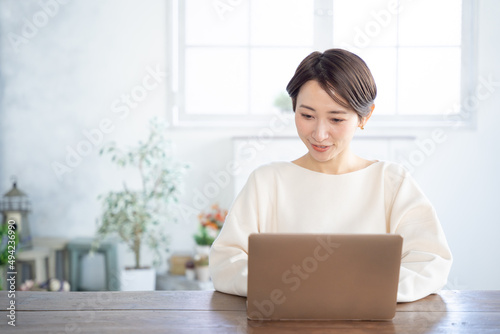 パソコン・ビジネス・仕事・ミドル女性・家・自宅・テレワーク Free Download パソコン・ビジネス・仕事・ミドル女性・家・自宅・テレワーク - GFXLoad