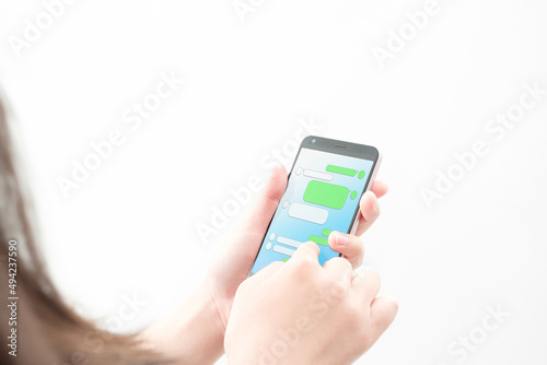 スマホを持つ女性の手許