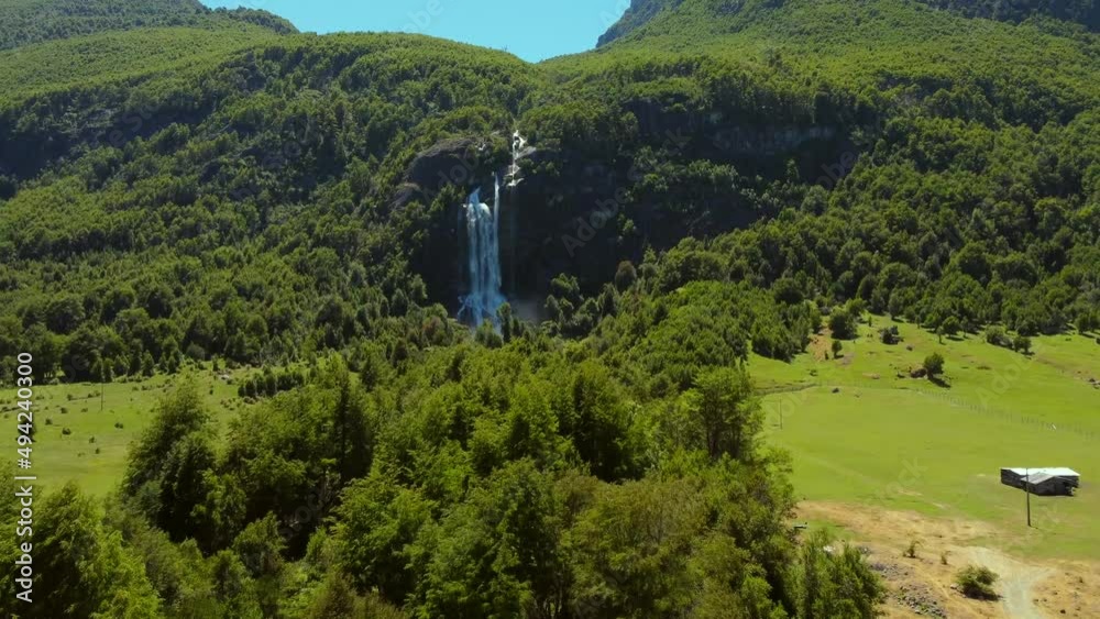 Llanada Grande, localidad de Cochamo, Patagonia de Chile, con su cascada como uno de sus atractivos turísticos.