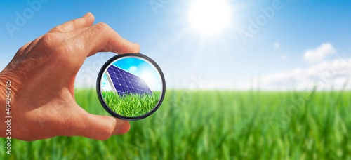 Blick durch ein Glas mit Fokus auf ein Solarpanel photo