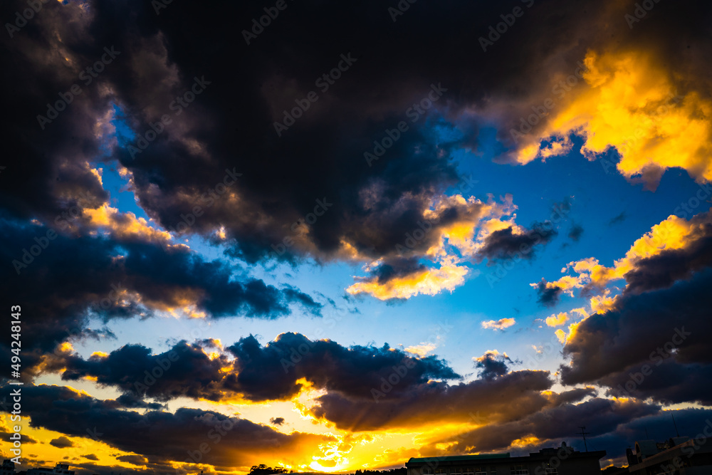 Fototapeta premium 幻想的な夕焼けに染まる空