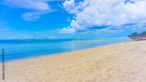 Fototapeta Naklejka Na Ścianę i Meble -  沖縄　夏のビーチと青い空と白い雲