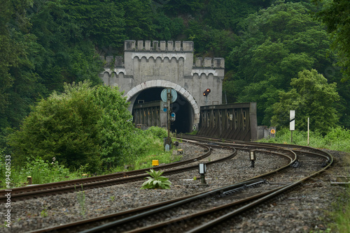 Bahnstrecke mit Tunnelportal im Lahntal