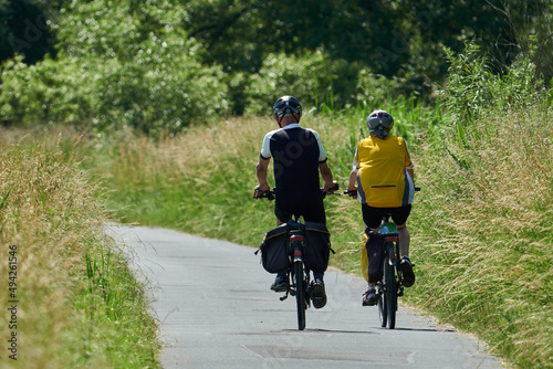 Radfahrer mit Gepäck unterwegs im Sommer auf dem Lahn-Radweg