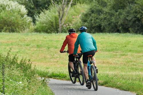 Radfahrer unterwegs auf dem Lahn-Radweg im sonnigen Spätsommer
