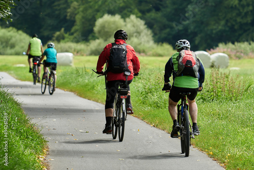 Radfahrer unterwegs auf dem Lahn-Radweg im sonnigen Spätsommer