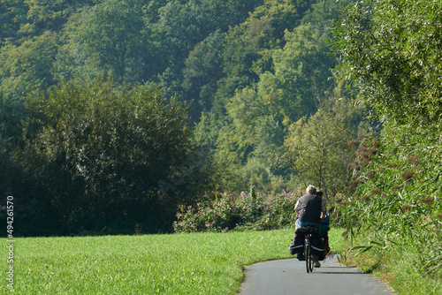 Radfahrer unterwegs auf dem Lahn-Radweg im sonnigen Spätsommer