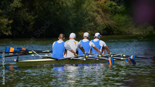 Männer im Vierer rudern auf der Lahn