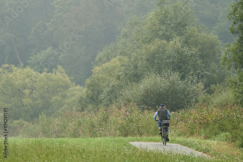 Radfahrer unterwegs auf dem Lahn-Radweg bei nebeligem Herbstwetter © Michael Fritzen