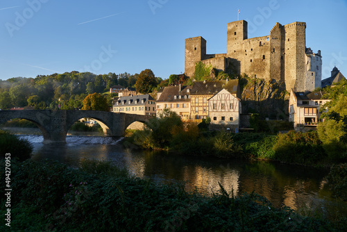 Die Burg Runkel und die historische Lahnbrücke an einem sonnigen Herbstmorgen