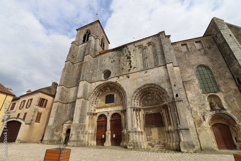 L'église collégiale Saint Lazare d'Avallon, de style roman, ville de Avallon, département de l'Yonne, France